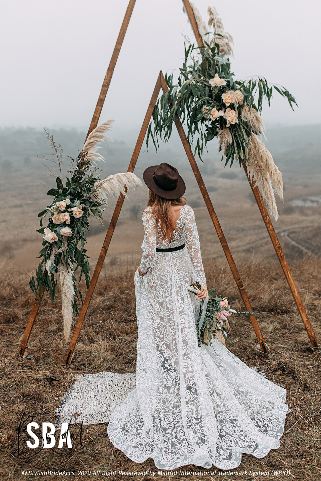 Hoang dã với váy cưới mang phong cách bohemian | VTV.VN