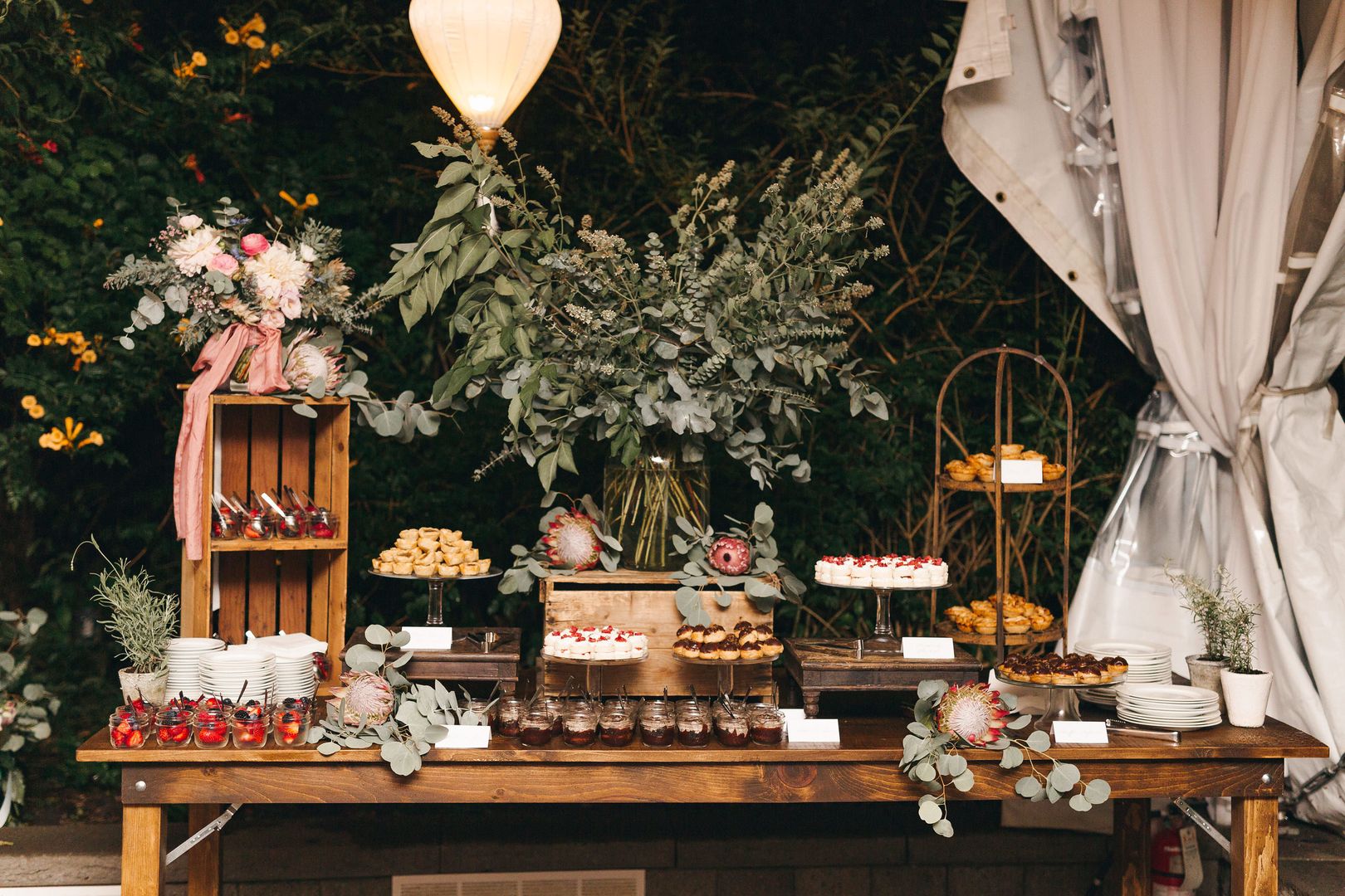 Bàn gallery đón khách của Rustic wedding Marry