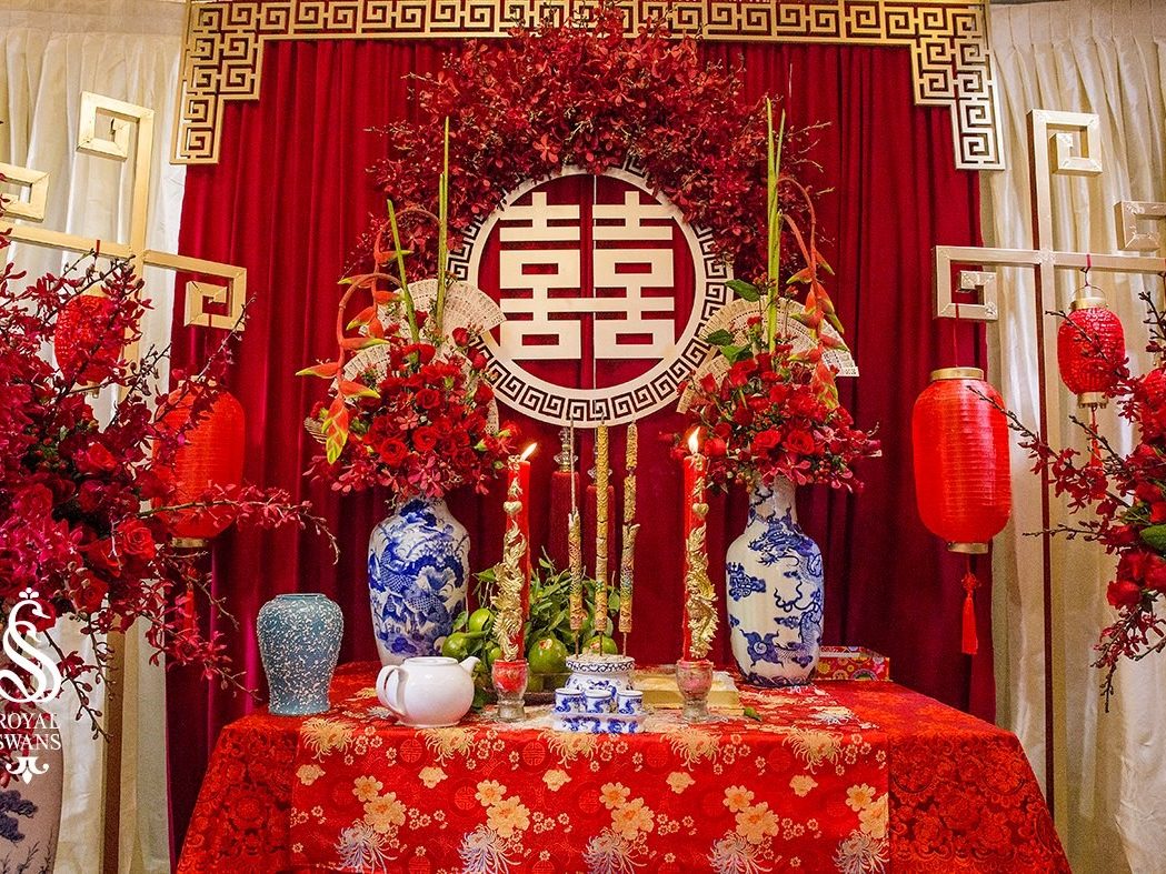 Thắp hương trên bàn thở gia tiên trong lễ đám hỏi