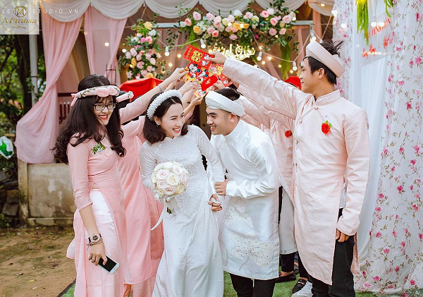 Gia đình hai bên chào hỏi và trao lễ vật 