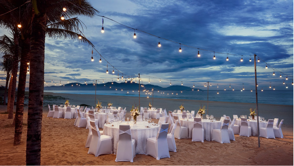 dichvucuoivn.com 1 đám cưới wedding destination ngoài trời ở bãi biển tại Đà Nẵng