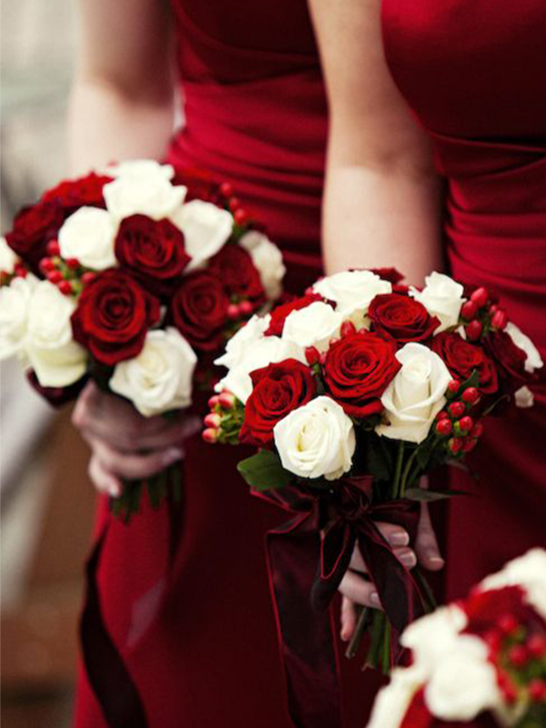 Hoa cưới và trang phục đỏ