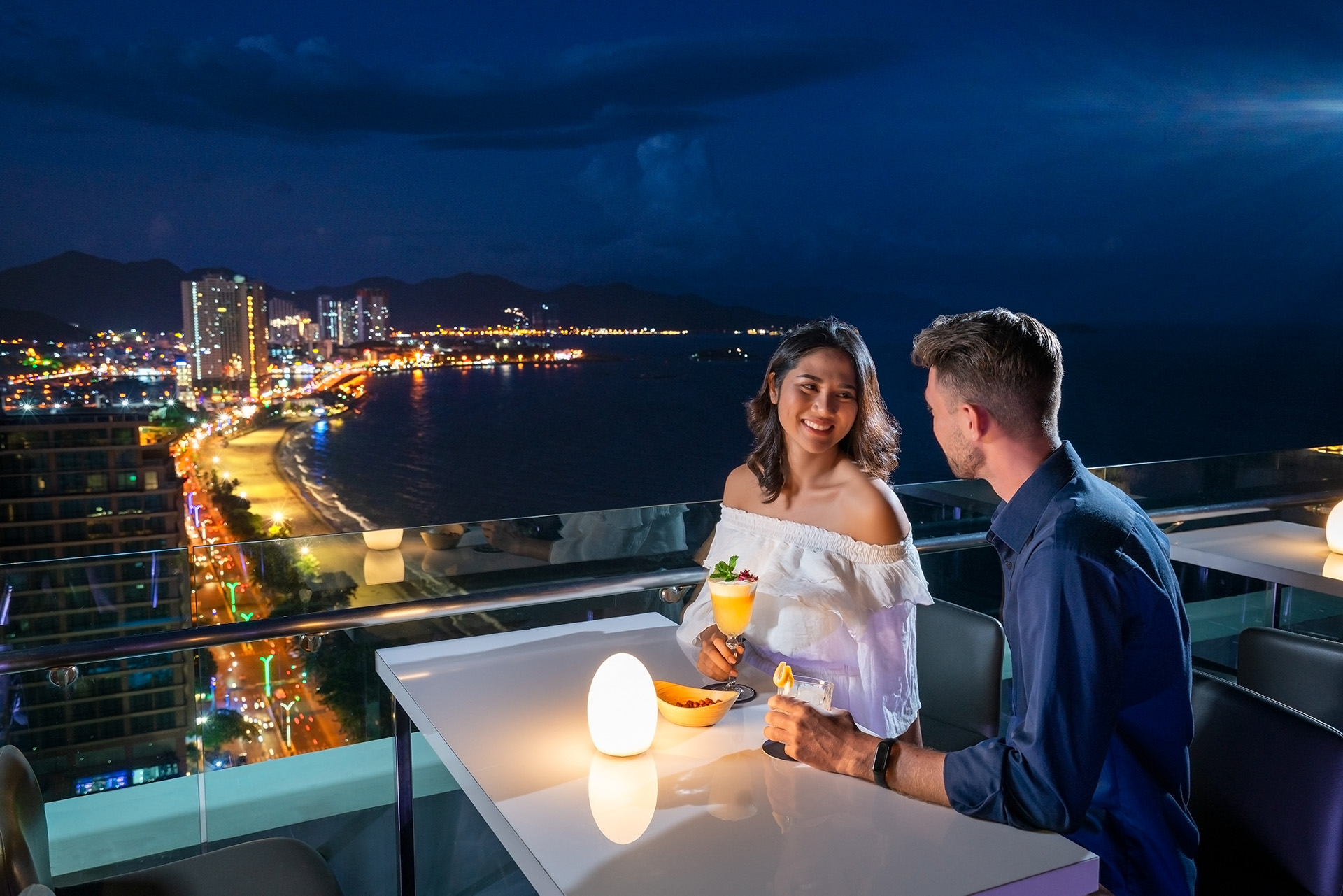 Thưởng thức cocktail tại sheraton Nha Trang top 3 thiên đường trăng mật