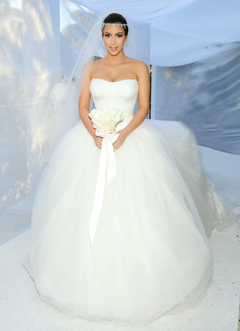 Kim Kardashian trong váy cưới của Vera Wang