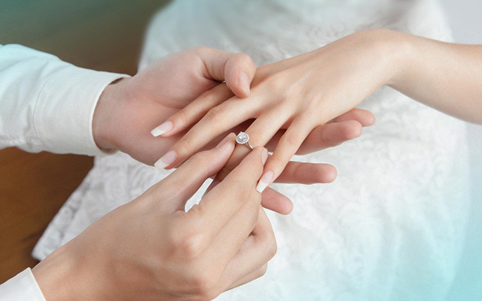 Vì sao đeo nhẫn cưới ngón áp út