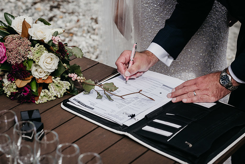 Ký hợp đồng và thanh toán với wedding planner