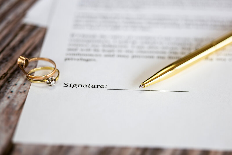 Hợp đồng hôn nhân là văn bản pháp lý chứa các nội dung về thỏa thuận và quy định giữa hai vợ chồng