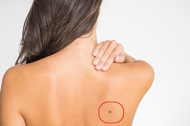 Người có nốt ruồi ở giữa lưng không chỉ giàu sang mà còn sống lâu, có tính cách lạc quan, tích cực, làm việc thiết thực, có sức chịu đựng bền bỉ, có tinh thần trách nhiệm cao, từ nhỏ có thể được che chở ở nhà, gặp quý nhân phù trợ, được giúp đỡ khi lớn lên. Họ nhất định sẽ gặt hái được thành công trong sự nghiệp, về sau được hưởng chữ hiếu của con cháu, cả đời phú quý.
