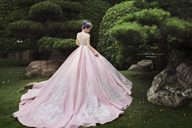 Váy cưới xòe trễ vai màu hồng đính nơ lớn sau lưng đẹp mê ly