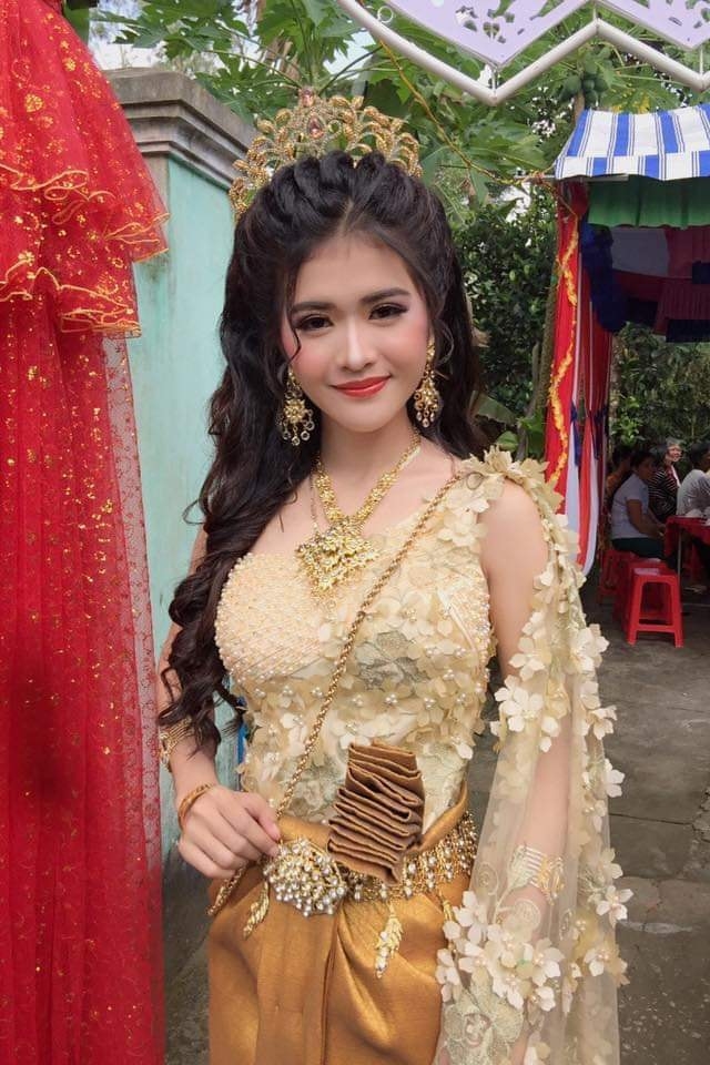 Á hậu các dân tộc đẹp kiêu sa với áo cưới Khmer  Váy cưới cô dâu   HappyWeddingvn