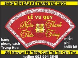 BẢNG TÊN CÔ DÂU CHÚ RỂ ĐÁM CƯỚI ĐẸP TREO TƯỜNG DÁN TƯỜNG TREO PHÔNG MÀN VẢI SÂN KHẤU | THIỆP CƯỚI THI THI CẦN THƠ - In Thiệp Cưới Giá Rẻ Đẹp uy tín Thi Thi Cần Thơ