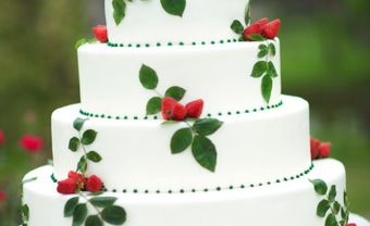 Bánh cưới trắng đỏ - Blog Marry