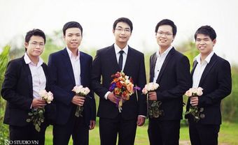 Vest cưới đen cùng màu với vest phù rể - Blog Marry