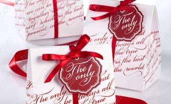 Hộp quà cưới trắng thắt nơ đỏ - Blog Marry