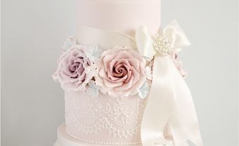 Bánh cưới màu hồng kết hợp với bông hồng giấy - Blog Marry