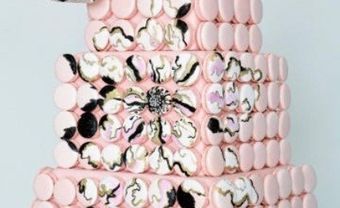 Bánh cưới màu hồng với họa tiết màu đen - Blog Marry