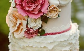 Bánh cưới màu hồng ombre kết hợp bông giấy - Blog Marry