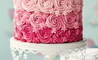 Bánh cưới màu hồng với họa tiết hình bông - Blog Marry