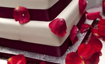 Bánh cưới màu đỏ đính với cánh hoa hồng - Blog Marry