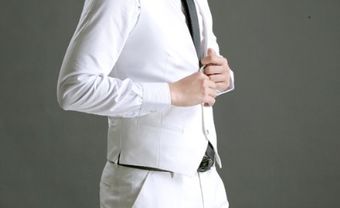 Vest chú rể trắng kết hợp cà vạt đen - Blog Marry
