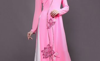 Áo dài lụa hồng thêu họa tiết vẽ hoa sen - Blog Marry