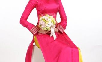 Áo dài cưới hồng tay loe viền vàng - Blog Marry