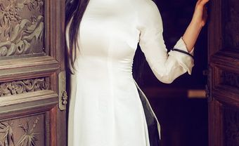 Áo dài lụa trắng viền mảnh màu đen - Blog Marry