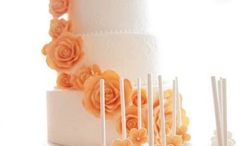 Bánh cưới 4 tầng màu trắng trang trí hoa màu cam - Blog Marry