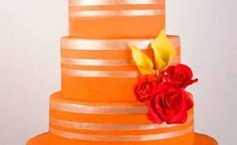 Bánh cưới màu cam trang trí hoa hồng đỏ - Blog Marry