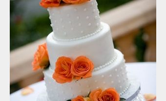 Bánh cưới trắng trang trí hoa màu cam nổi bật - Blog Marry