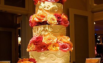 Bánh cưới 4 tầng trang trí sắc cam  - Blog Marry