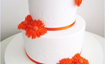 Bánh cưới trắng trang trí hoa màu cam tinh tế - Blog Marry