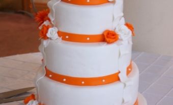 Bánh cưới trắng 5 tầng trang trí sắc cam độc đáo - Blog Marry