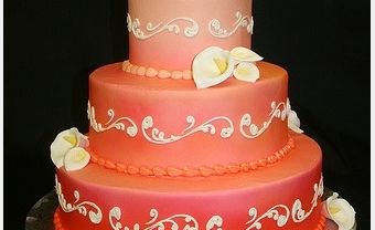 Bánh cưới màu cam kết hợp hoa tươi - Blog Marry