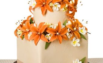 Bánh cưới vuông kết hợp hoa tươi màu cam xinh xắn - Blog Marry