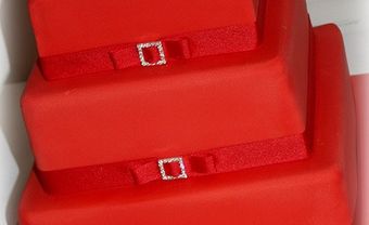 Bánh cưới vuông đỏ 3 tầng dây nơ đơn giản. - Blog Marry