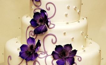 Bánh cưới trắng trang trí hoa tím - Blog Marry