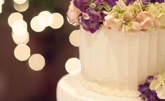 Bánh cưới trắng kết hợp hoa tươi màu tím - Blog Marry