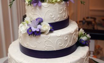 Bánh cưới trắng 3 tầng trang trí hoa màu tím - Blog Marry