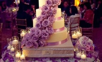 Bánh cưới 5 tầng với những bông hoa tím nổi bật - Blog Marry