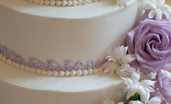 Bánh cưới trắng trang trí viền tím và hoa tím  - Blog Marry