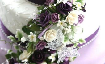 Bánh cưới màu tím độc đáo với hoa - Blog Marry