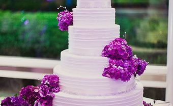 Bánh cưới màu tím nhạt 7 tầng với hoa tươi màu tím đậm - Blog Marry