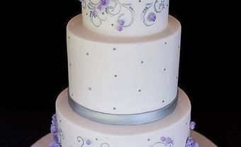 Bánh cưới trắng họa tiết cầu kỳ với hoa tím xanh - Blog Marry