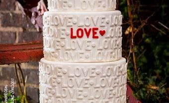 Bánh cưới màu trắng chữ nổi lạ mắt và hiện đại - Blog Marry