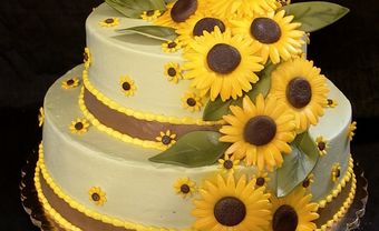 Bánh cưới màu vàng 2 tầng hoa hướng dương - Blog Marry