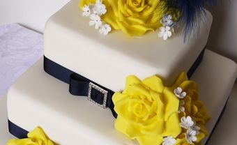 Bánh cưới hoa vàng ruy băng xanh navy - Blog Marry
