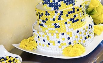 Bánh cưới trang trí kẹo màu vàng và xanh navy - Blog Marry