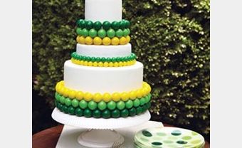 Bánh cưới trang trí bánh macaron vàng và xanh lá - Blog Marry