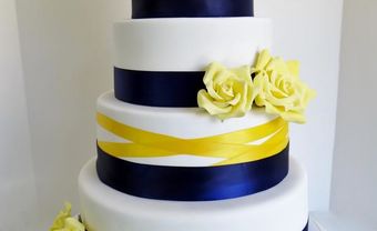 Bánh cưới trang trí vàng và xanh navy - Blog Marry
